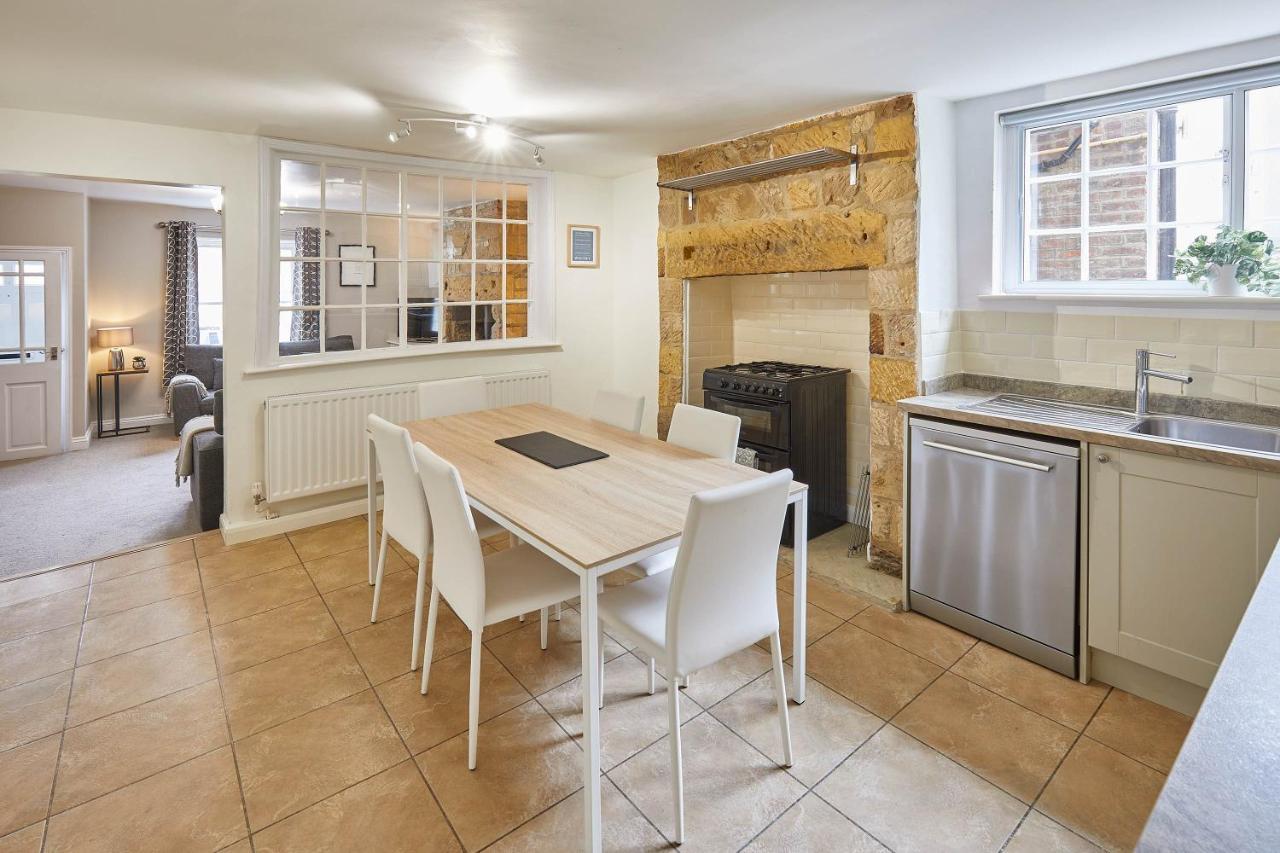 Host & Stay - Princess Place Townhouse Whitby Bagian luar foto